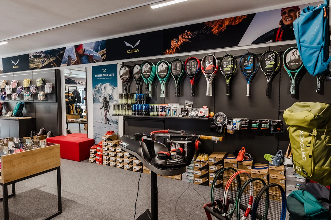 Shop von Sport Gatt in Ellmau mit Fokus Tennis